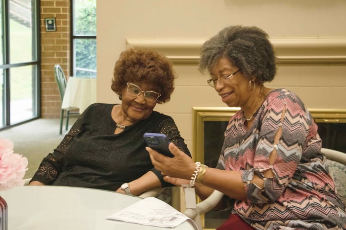 Residents on a Cellphone_Macon_5.2024 (866)